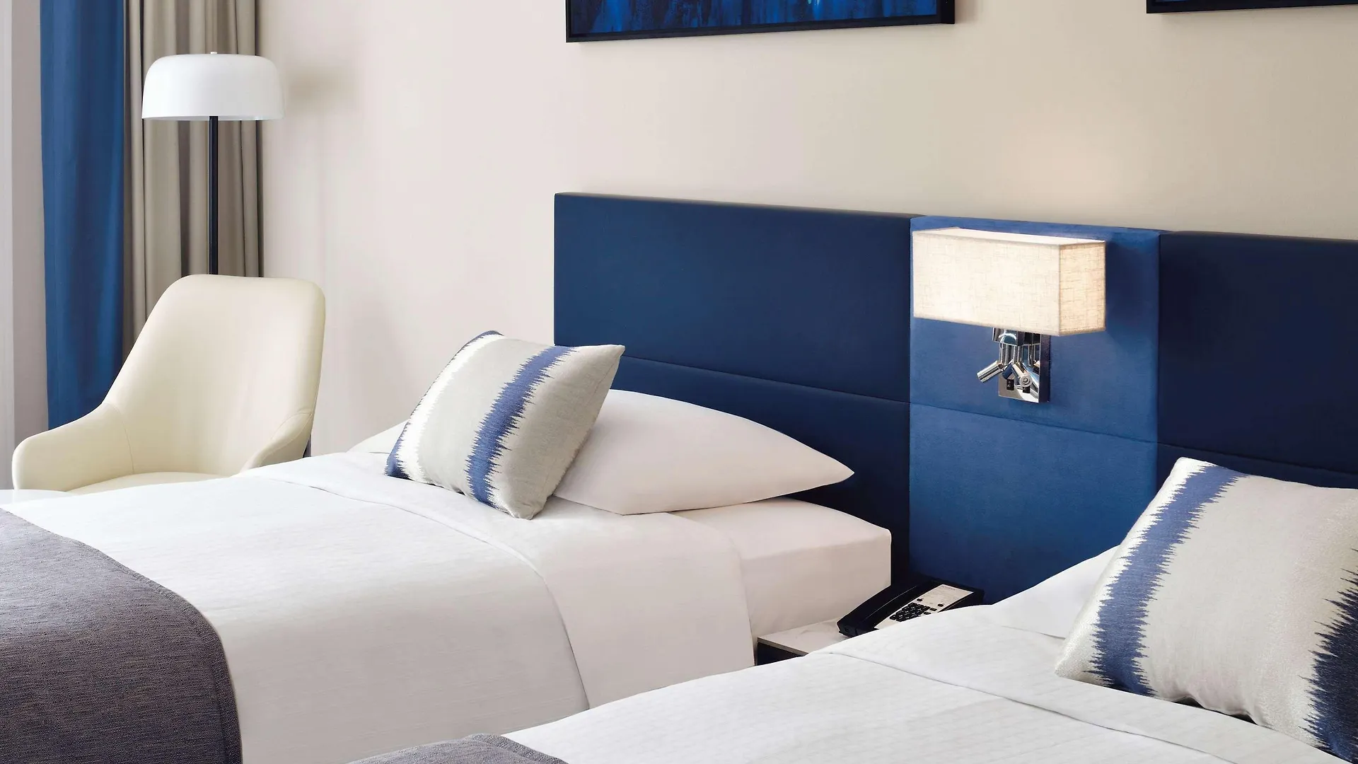 Hotell Mövenpick Hotel&Apartments Dubai
