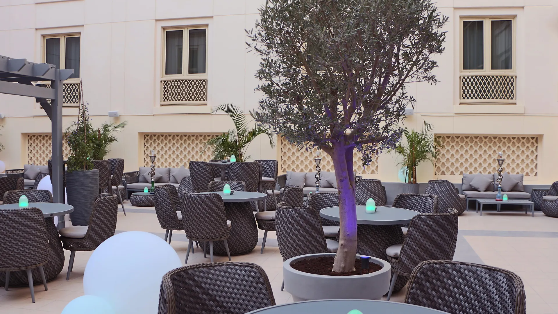 Moevenpick Hotel & Apartments Bur Dubai 5*,